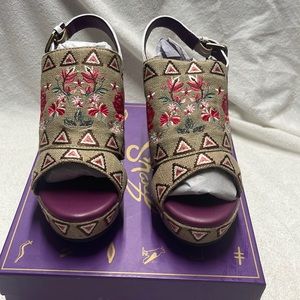 NIB Sharif designer sandal color khaki  with design smoke free house size 8